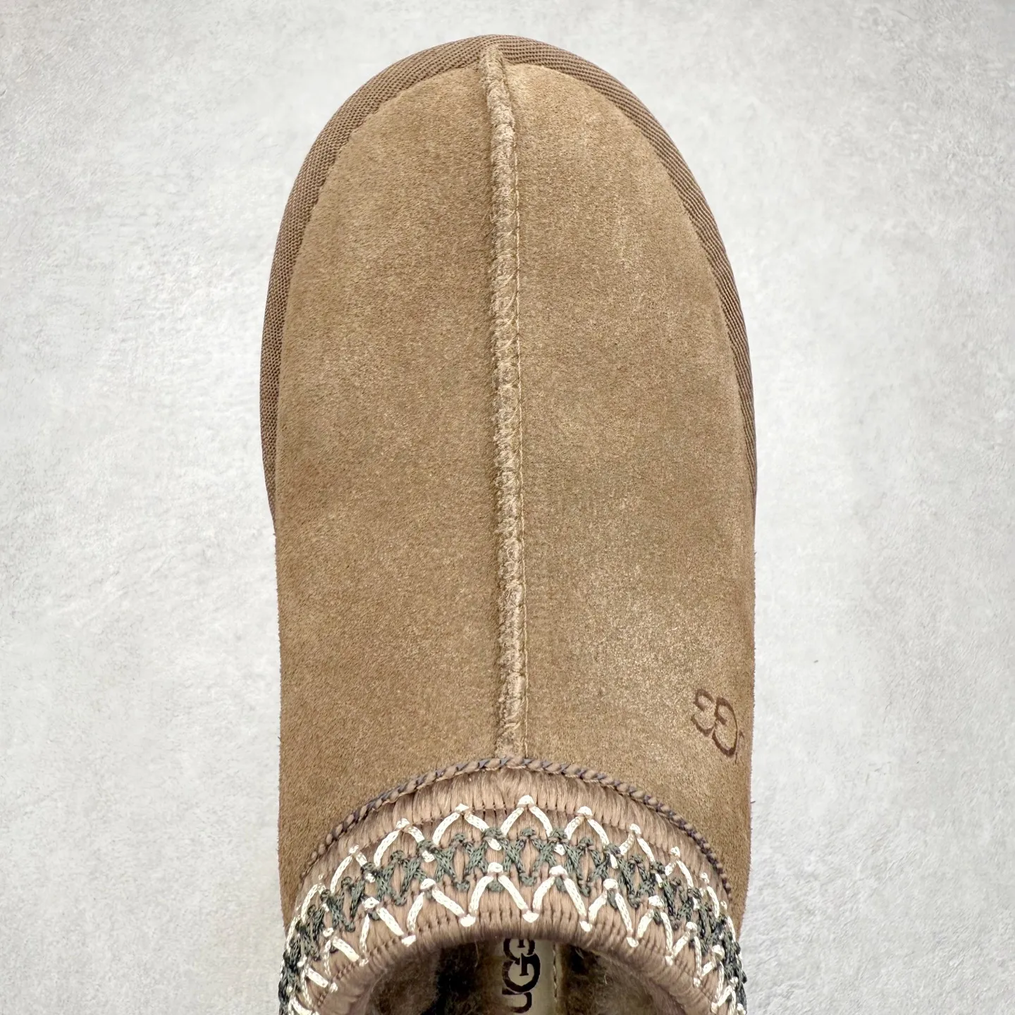Pick up locally 💰520 UGG 2553 Classic autumn and winter sheepskin and fur integrated snow boots. All shoes are made of ZP. Longfeng A-grade Australian imported sheepskin and fur integrated brand OEM production line. Fully follow the ZP process. OEM original pattern maker. Adhering to the principle of no original shoe development and selection. Pay attention to every detail. The most authentic version on the market. TREADLITE "Light Wing" technology outsole. Lightweight/durable/flexible/pile type size: 35 36 37 38 39 40 Coding: by2936060